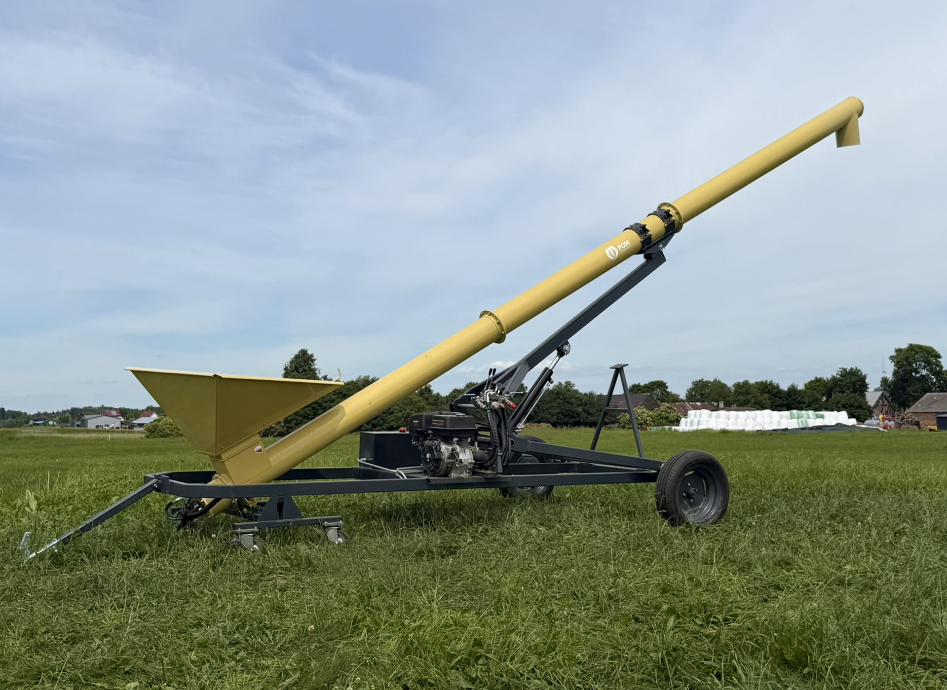 Przenośnik ślimakowy z napędem hydrauliczno – spalinowym fi 200 na wózku